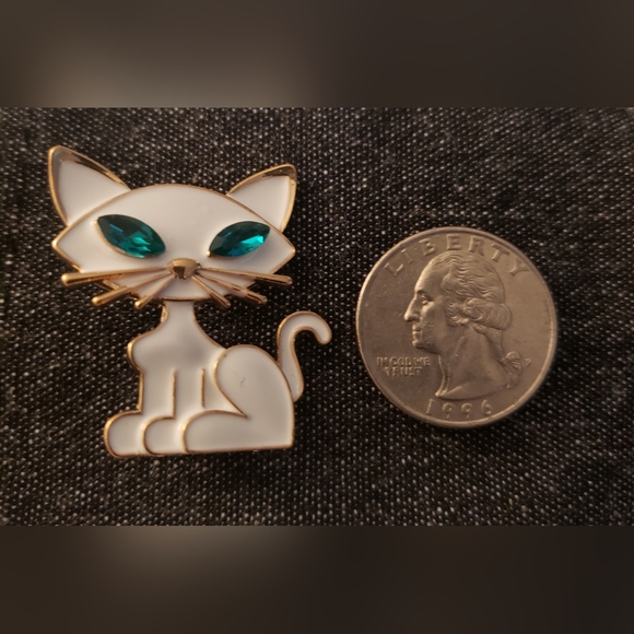 Elegant White Cat Brooch with Green Eyes - Picture 4 of 5